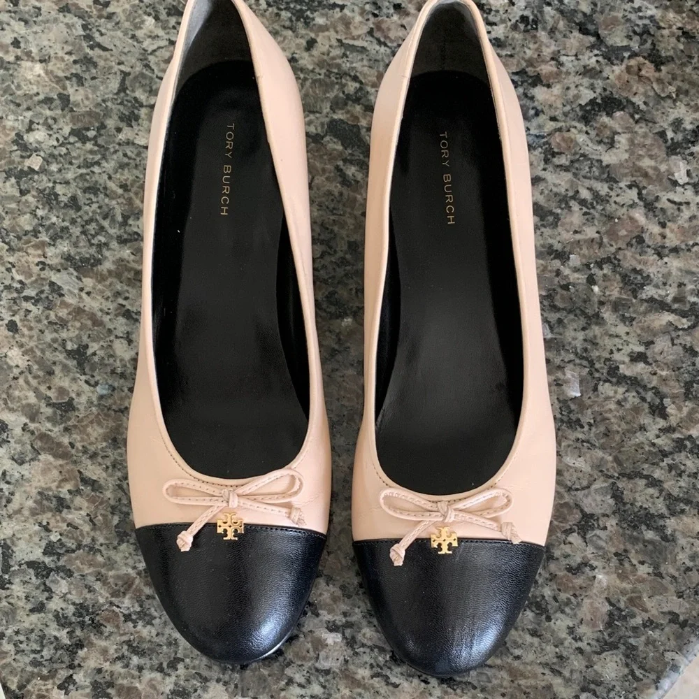 Tory Burch Black and Tan Flats with Bow Accent - Picture 1 of 4
